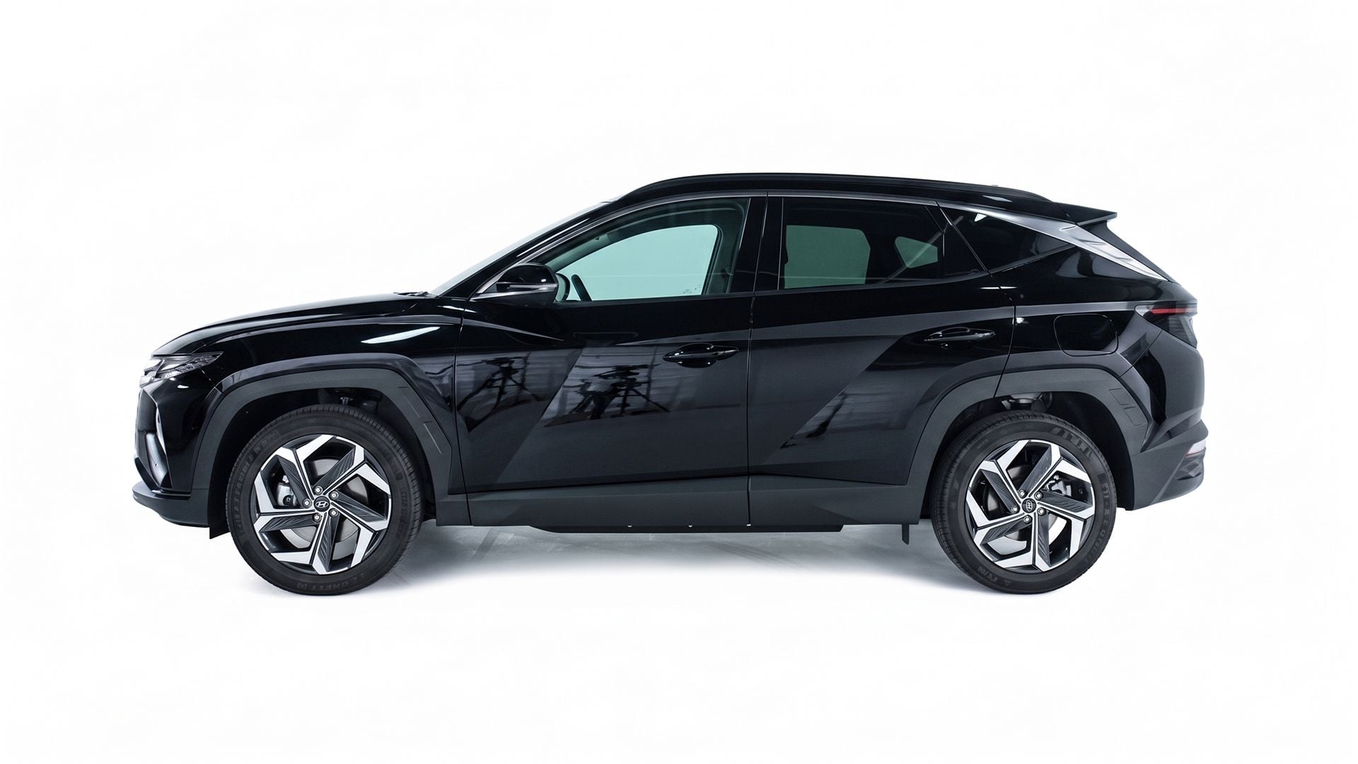 TUCSON PREMIUM TGDI PHEV 4X4 A - Hyundai Tucson PHEV black side copy.jpg