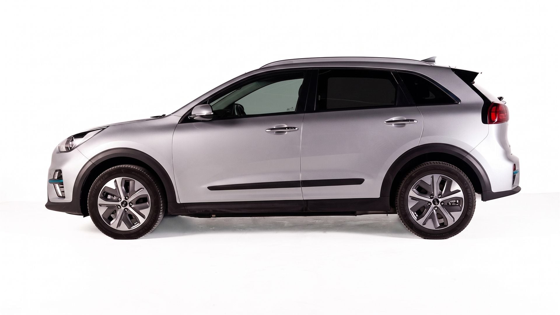 NIRO 4 EV - Kia e niro silver side copy.jpg