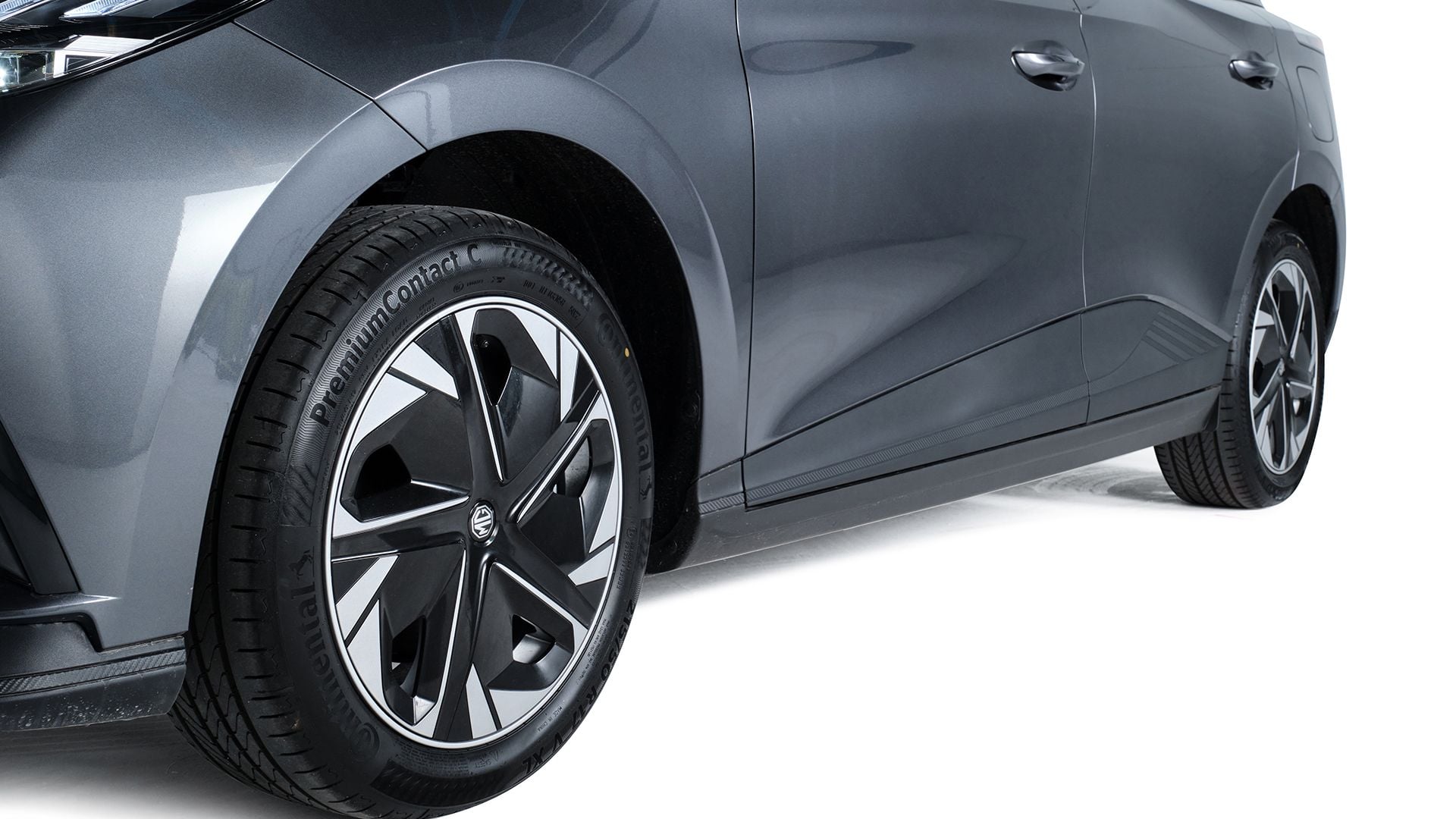 4 SE - MG4 SE Long Range tyres copy.jpg