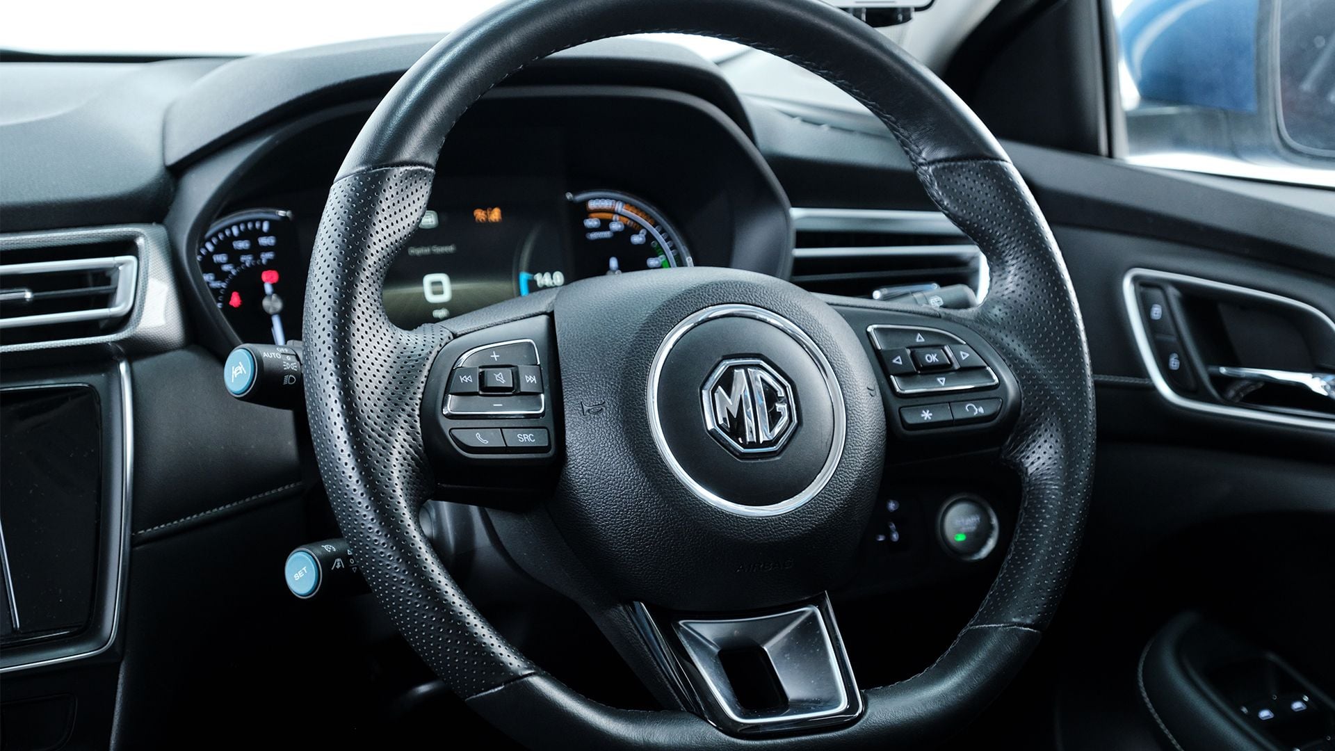 5 EXCLUSIVE - MG5 EV Long Range Exclusive steering wheel copy.jpg