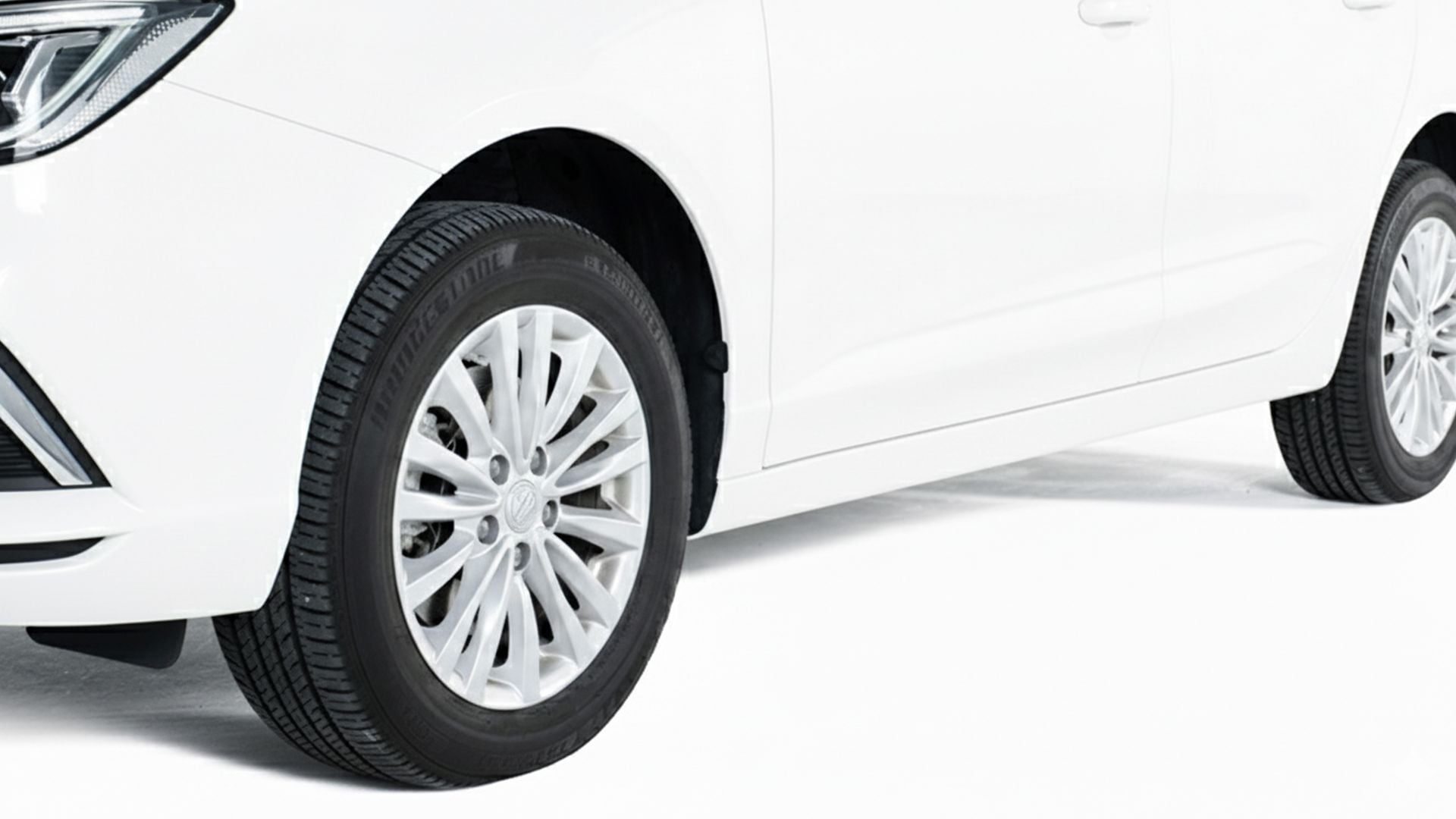 5 EXCLUSIVE - MG5 EV Long Range Exclusive white tyres copy.jpg