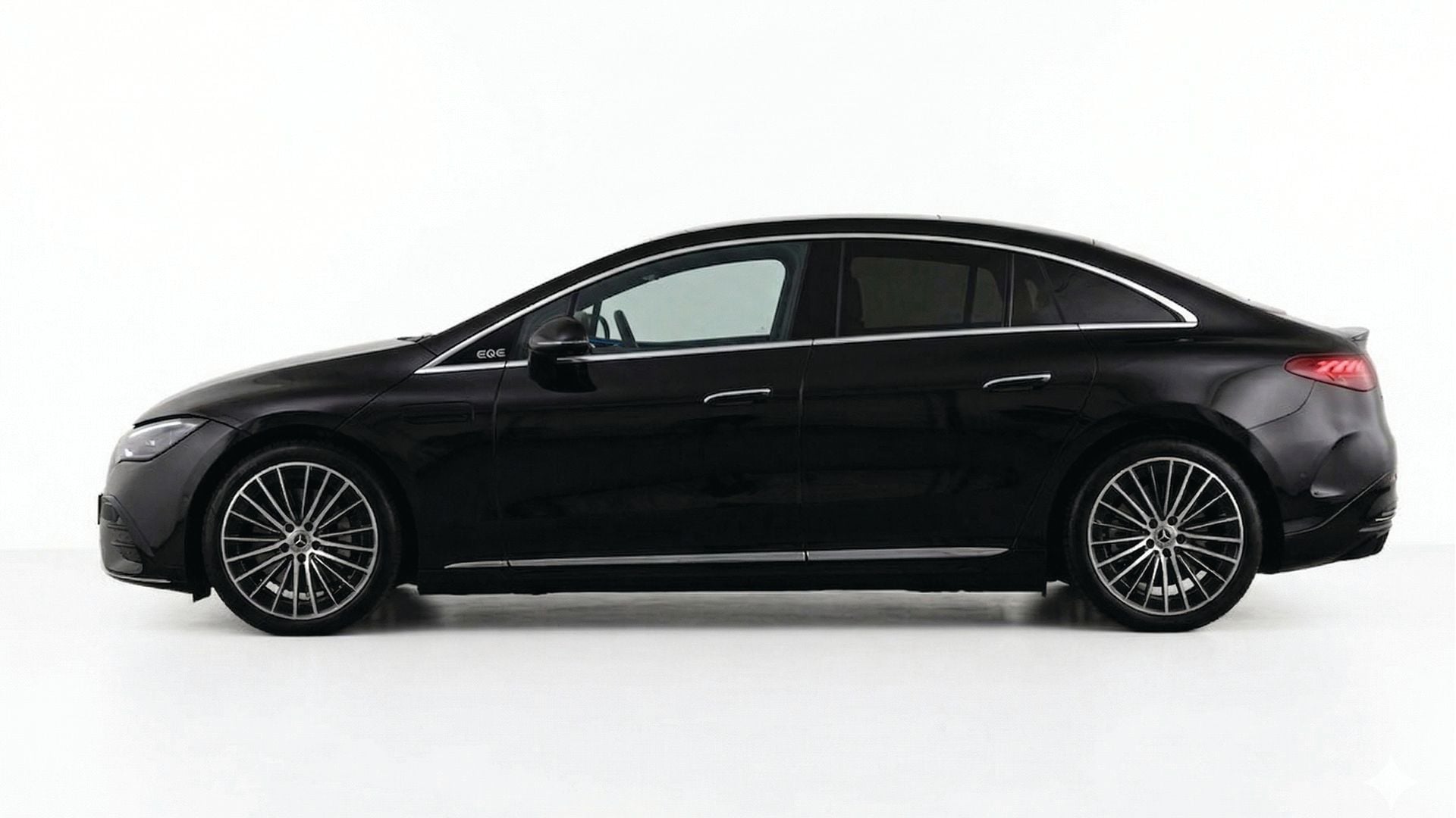 EQE 300 AMG LINE PREMIUM - Mercedes-Benz EQE 300 AMG Line Premium side copy.jpg