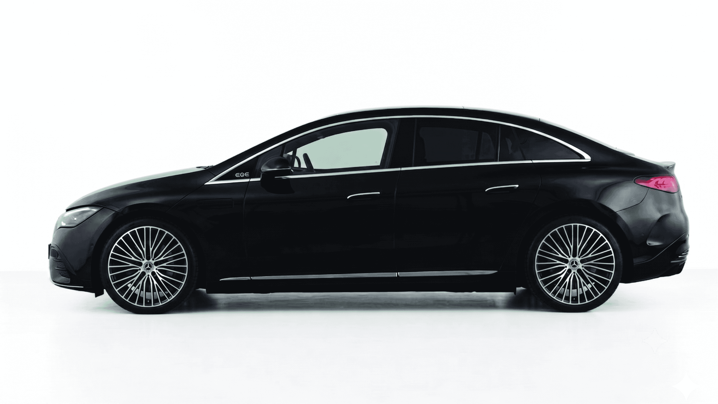 EQE 300 AMG LINE - Mercedes-Benz EQE 300 AMG Black Line side copy.png