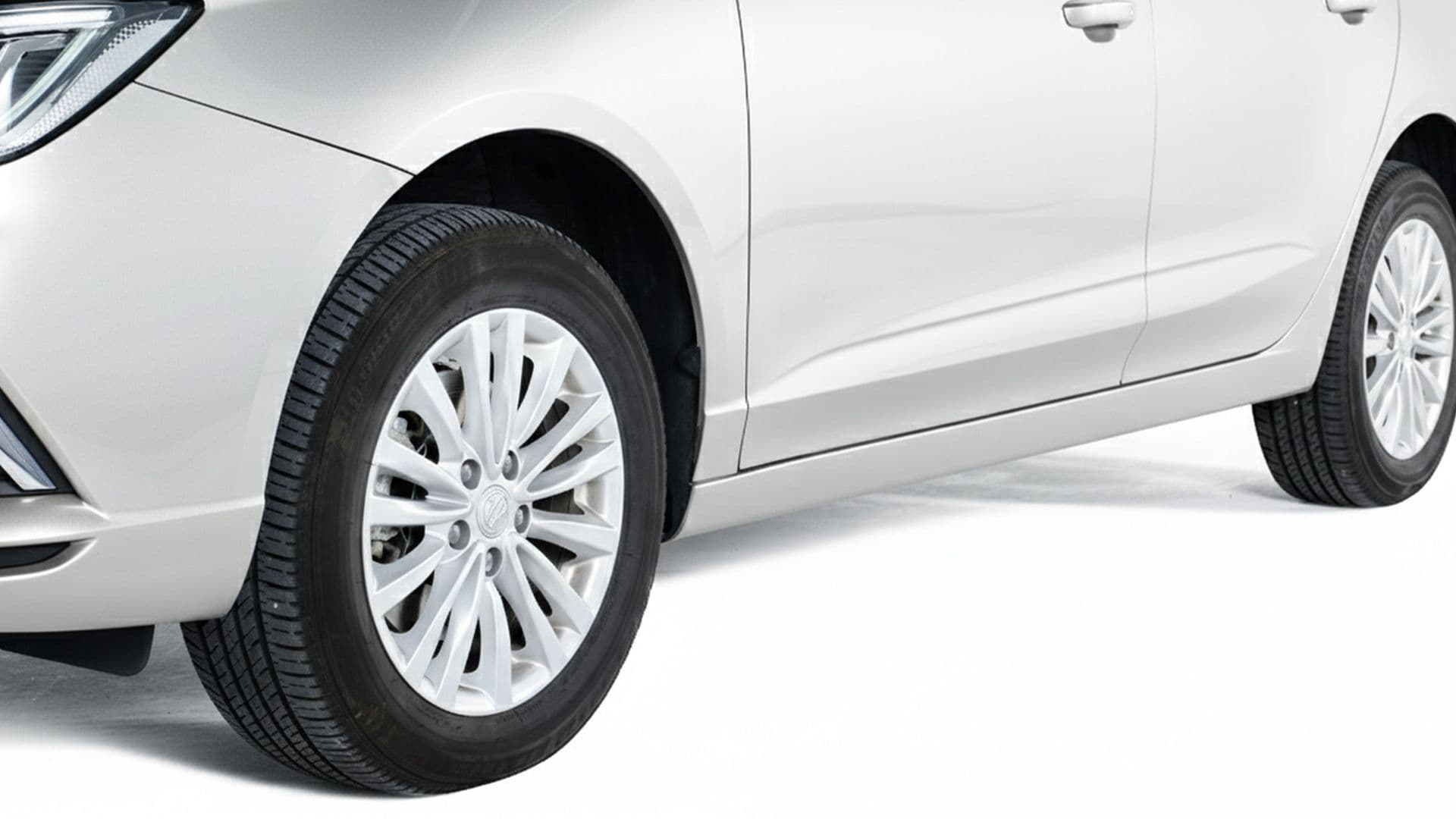 5 EXCLUSIVE - MG5 EV Long Range Exclusive silver tyres copy.jpg